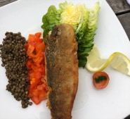 Gebratener Fisch mit Linsen